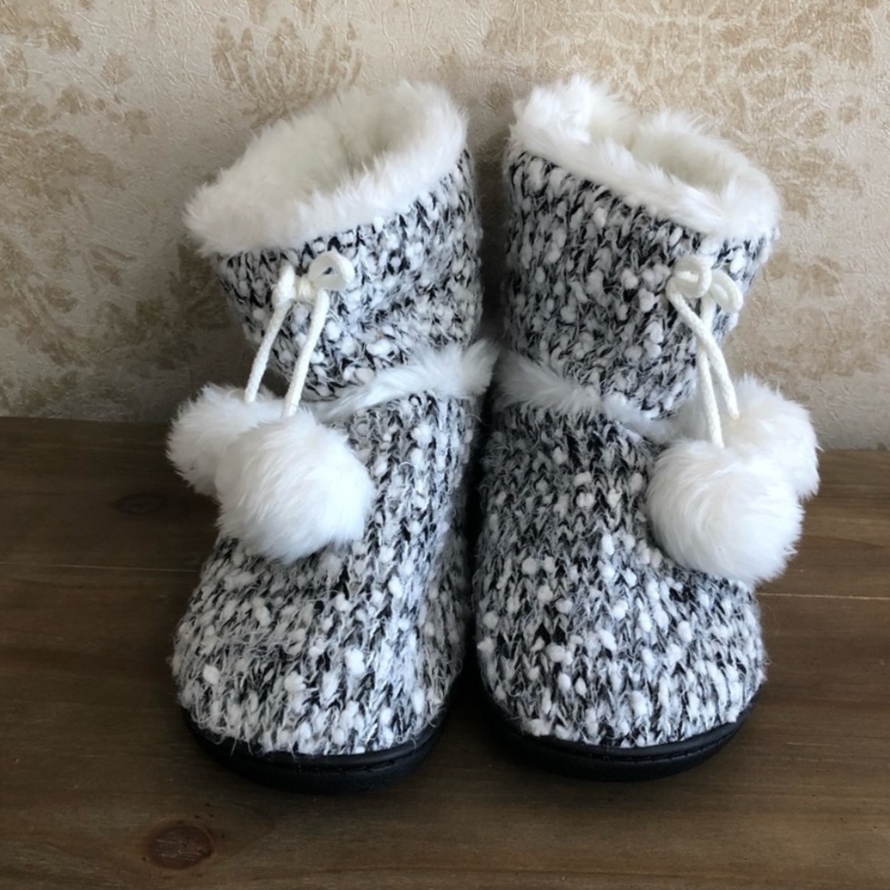NWOT pom pom slippers
